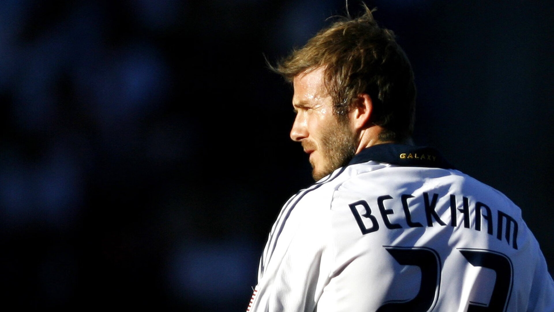 体育新闻中心深度人物特写，体育方面的新闻特写,200字左右