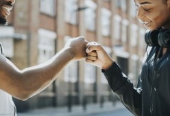 华体会官网入口-NBA球员比赛中非语言沟通方式及战术作用，nba说话